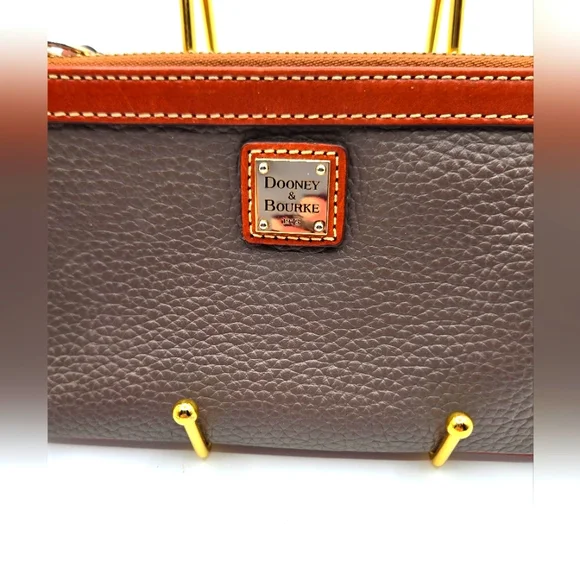 DOONEY & BOURKE Pebbled Leather Wristlet Taupe Large Size - Picture 3 of 7